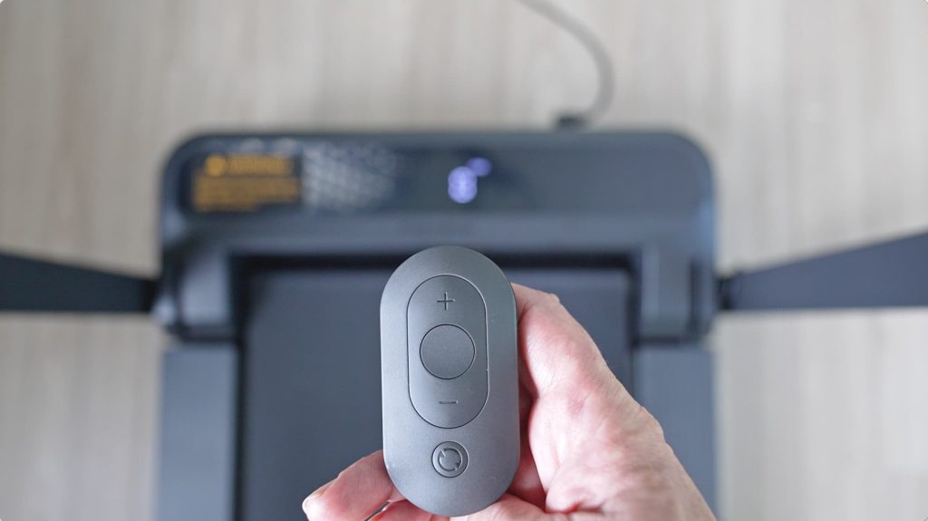 Le WalkingPad MX10 est livré avec une petite télécommande