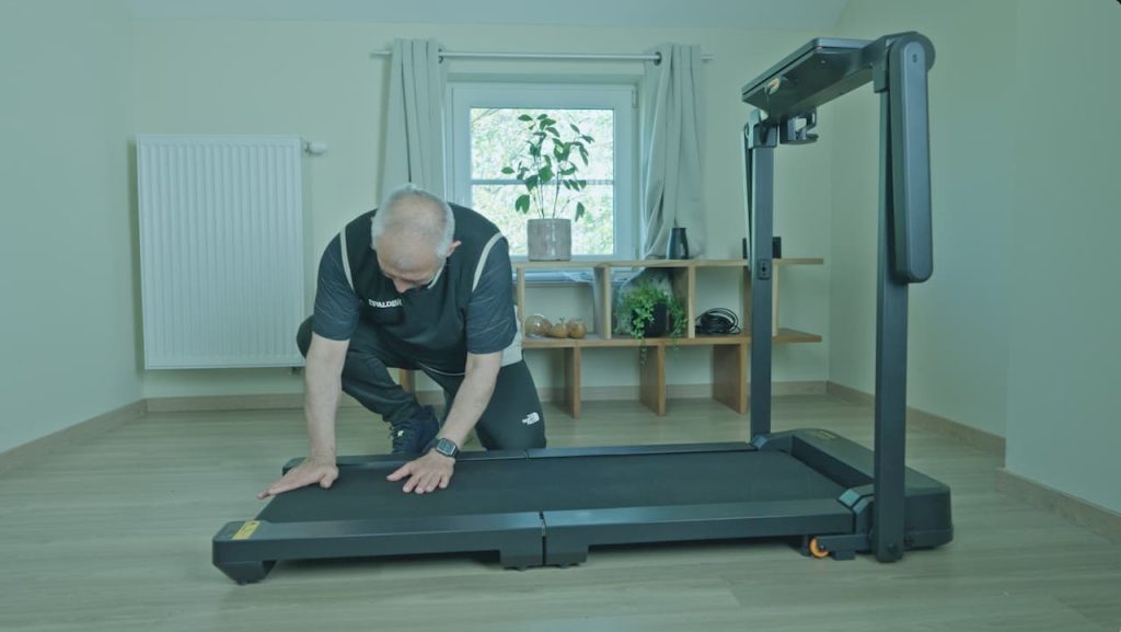 Ce tapis de marche pliable Walkingpad se déplace facilement grâce à ses roulettes.