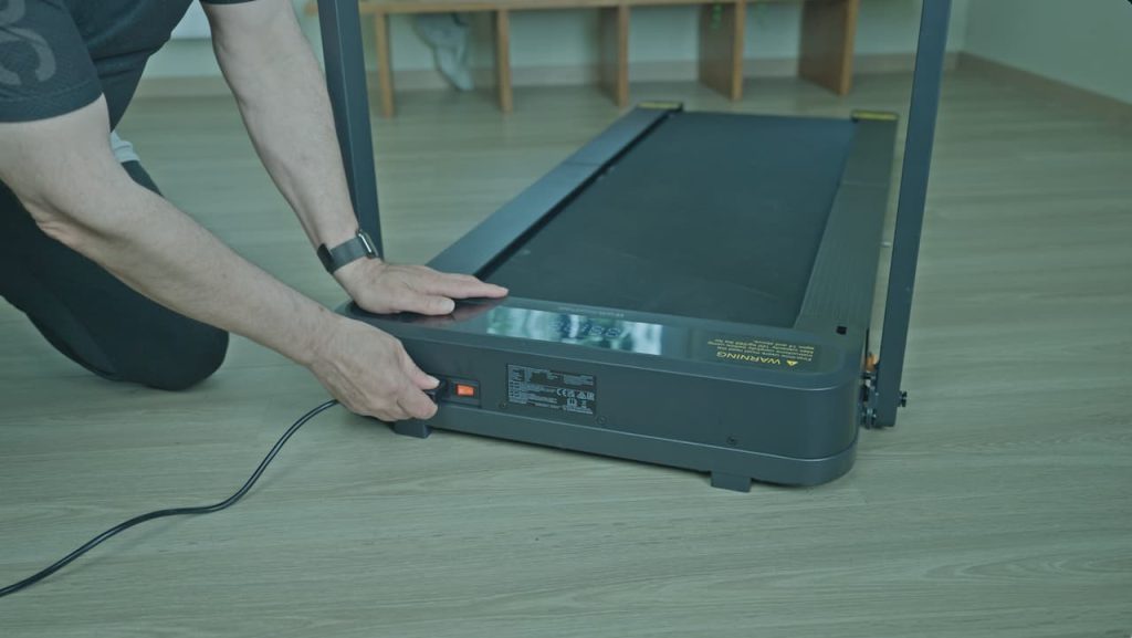 Le tapis de marche pliable walkingpad se branche sur une simple prise de courant.