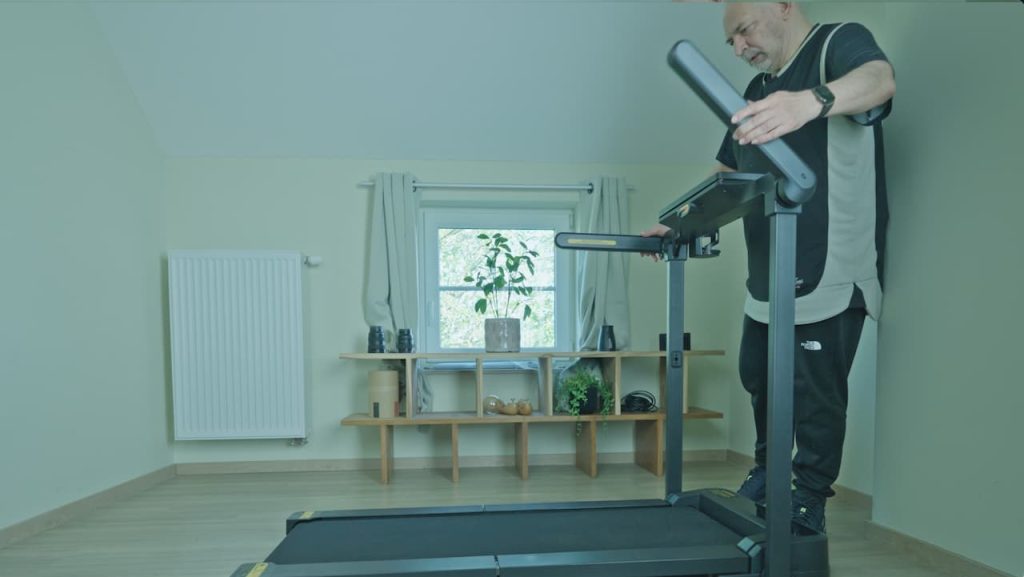 Les bras latéraux du tapis de marche pliable Walkingpad offrent un appui solide pour marcher en toute sécurité.
