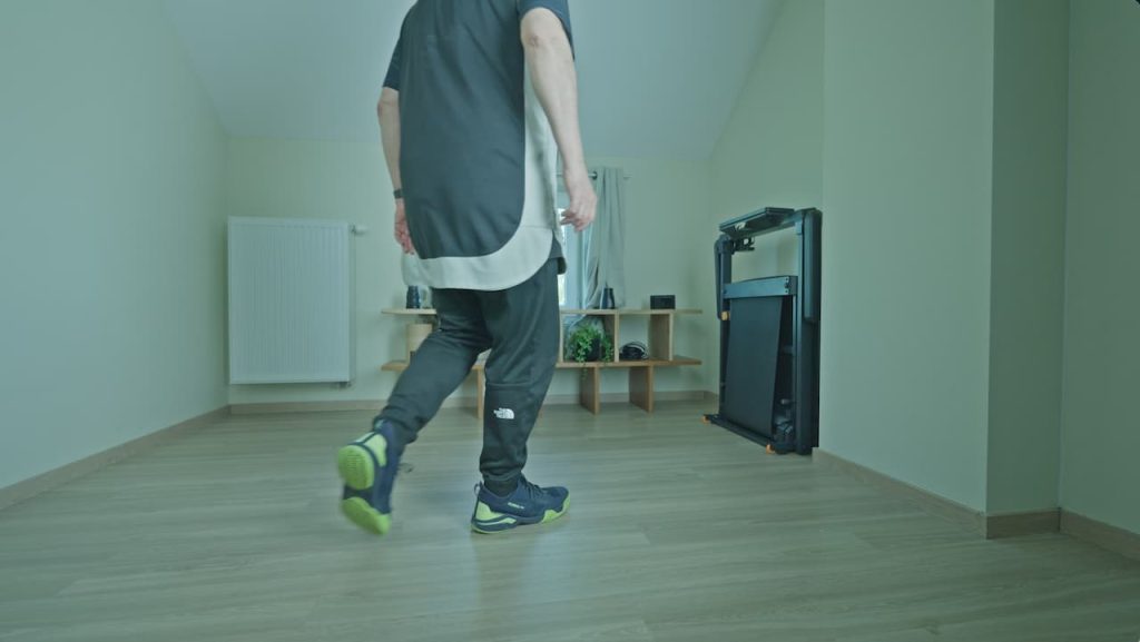 Ce tapis de marche pliable Walkingpad se se range facilement et ne prends pas beaucoup de place.