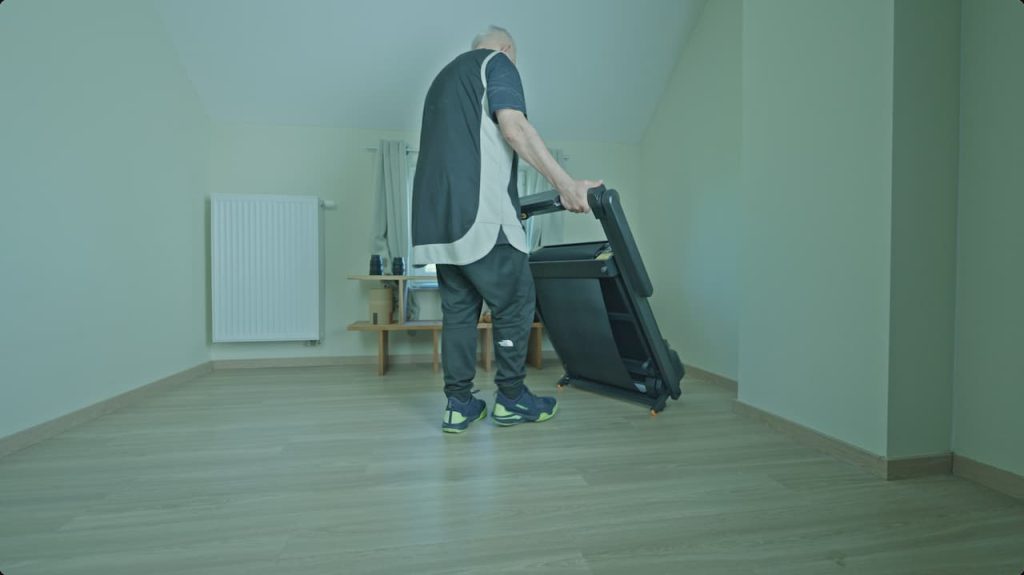 Ce tapis de marche pliable Walkingpad se déplace facilement grâce à ses roulettes.