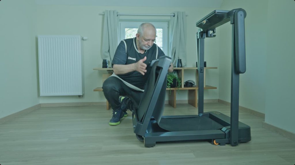 Ce tapis de marche pliable Walkingpad se plie et se déplie facilement.